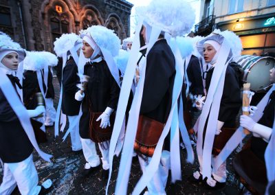 Paysans dans les rues de Binche lors du mardi gras au carnaval de Binche en 2013.
