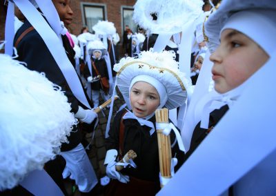 Paysans au carnaval de Binche.