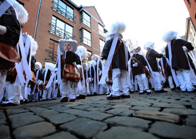 Paysans au carnaval de Binche.